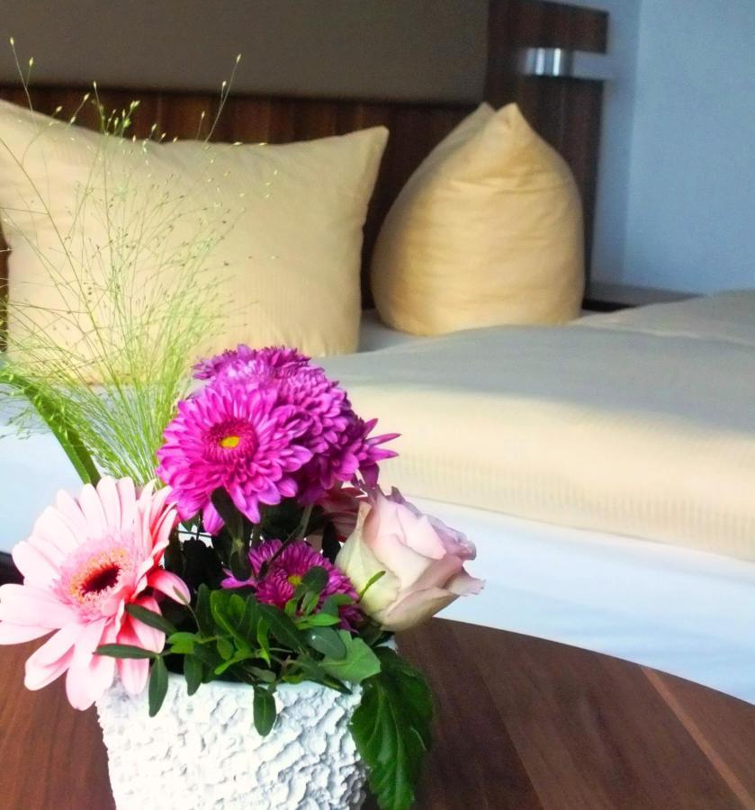 מקנבורן Hotel Loewen מראה חיצוני תמונה