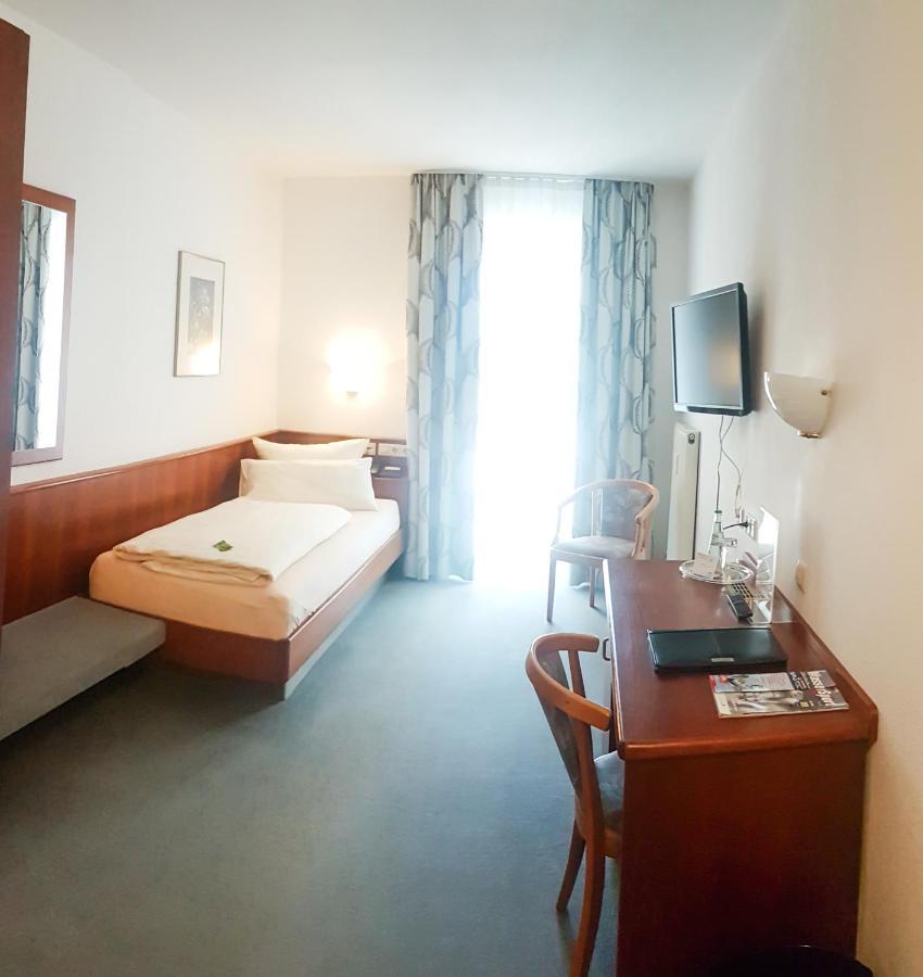 מקנבורן Hotel Loewen מראה חיצוני תמונה