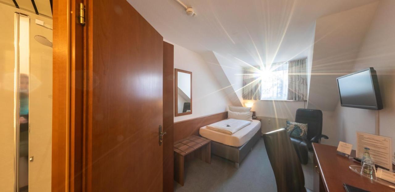 מקנבורן Hotel Loewen מראה חיצוני תמונה