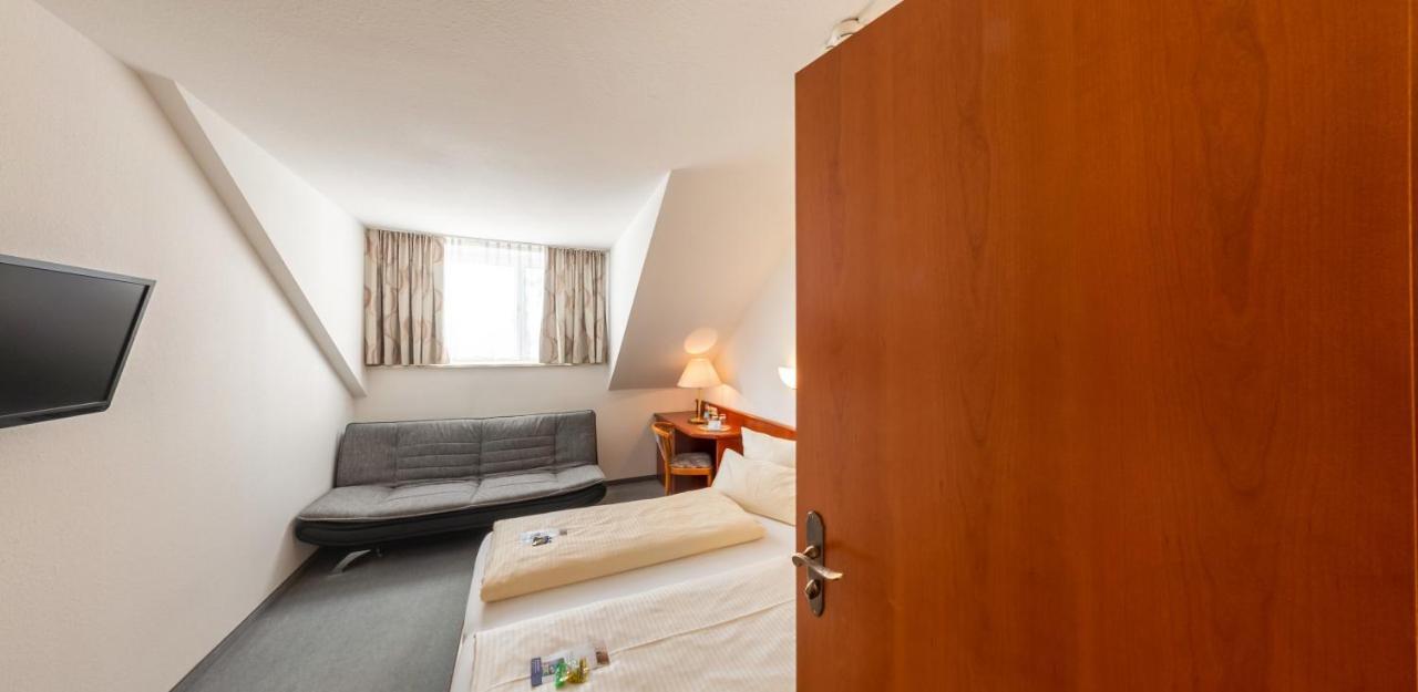 מקנבורן Hotel Loewen מראה חיצוני תמונה