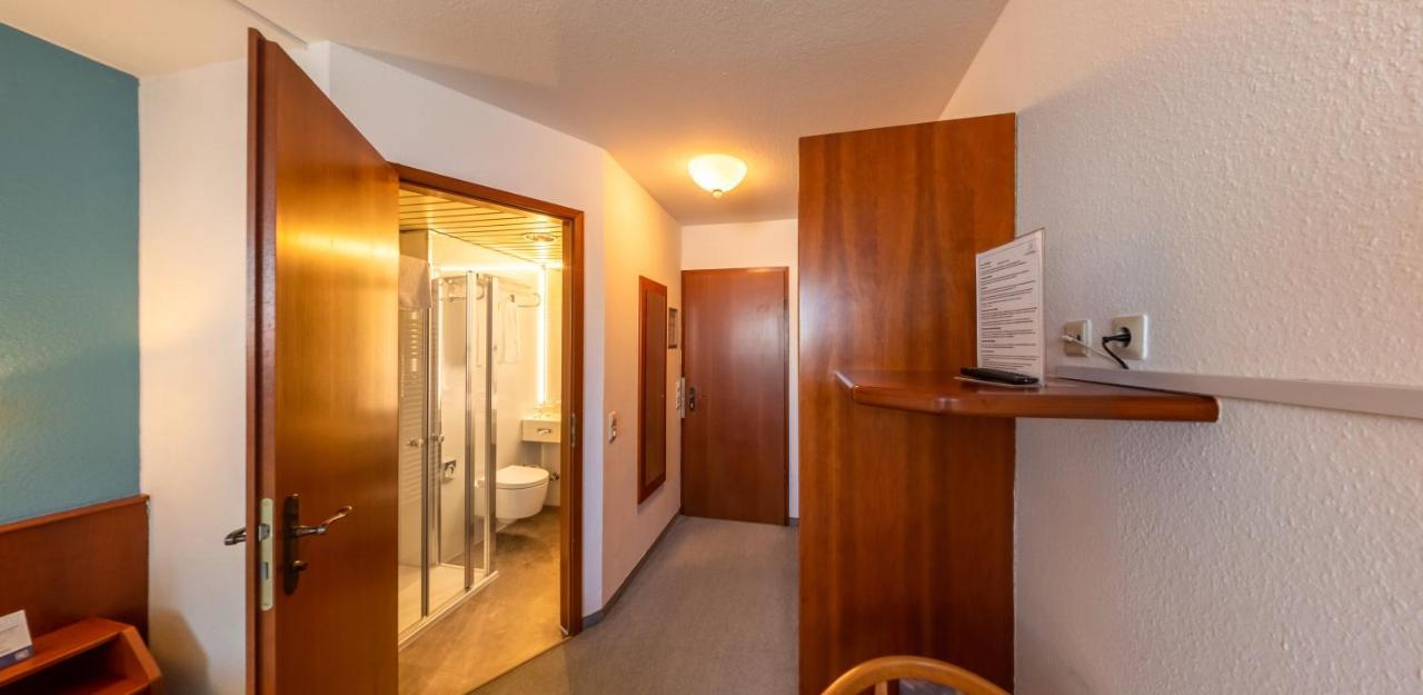 מקנבורן Hotel Loewen מראה חיצוני תמונה