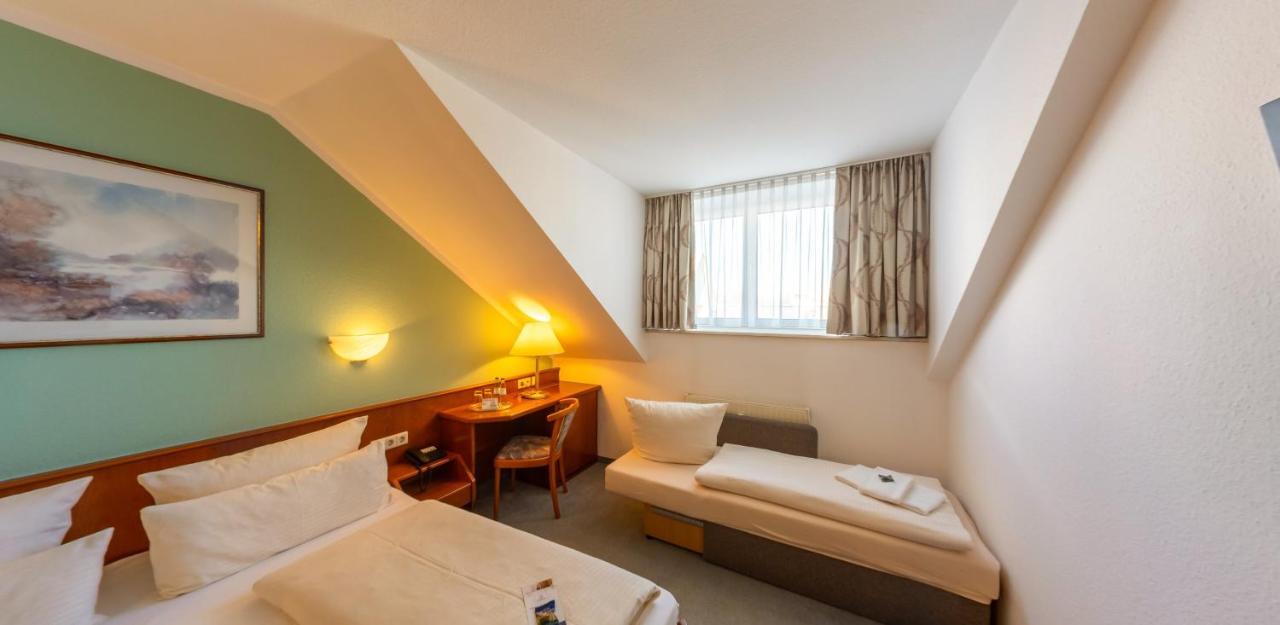 מקנבורן Hotel Loewen מראה חיצוני תמונה