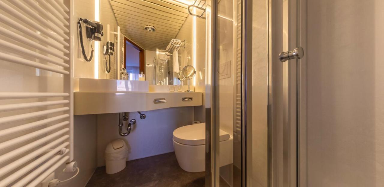 מקנבורן Hotel Loewen מראה חיצוני תמונה