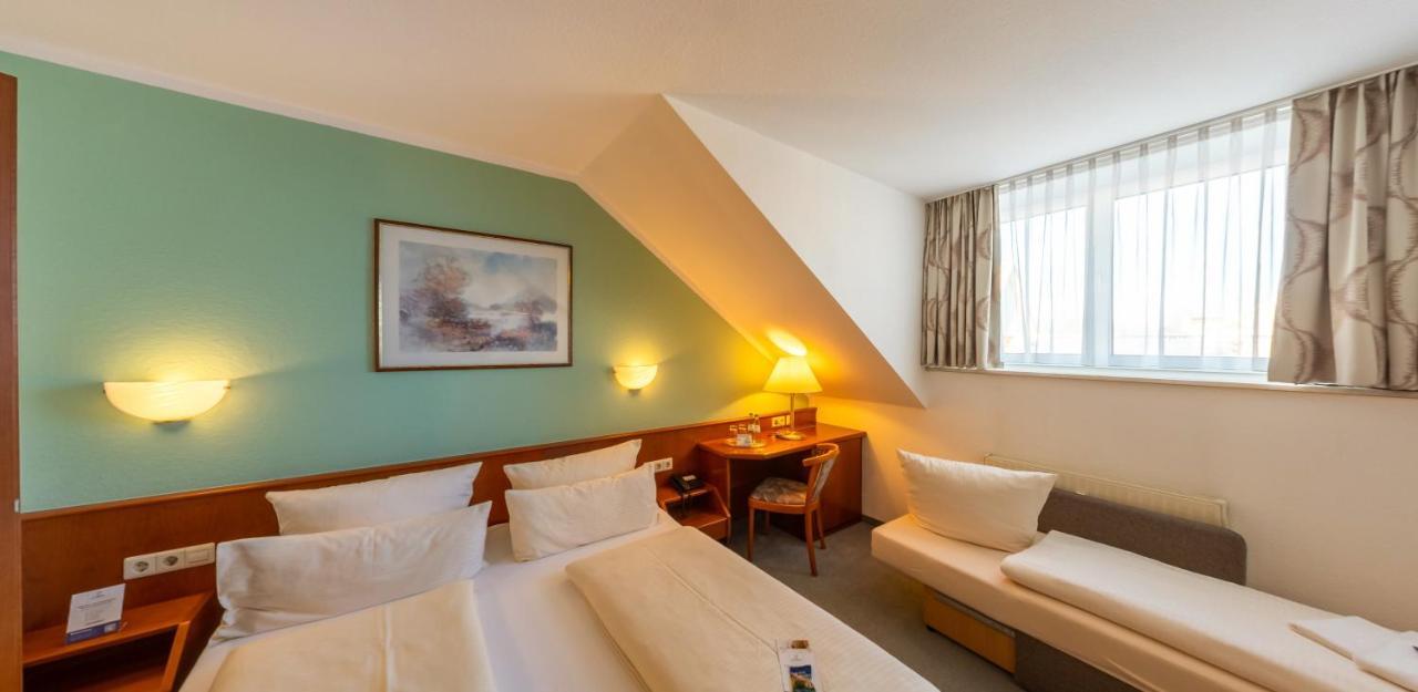 מקנבורן Hotel Loewen מראה חיצוני תמונה