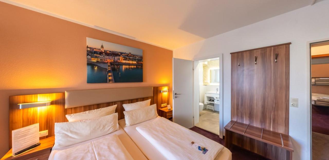 מקנבורן Hotel Loewen מראה חיצוני תמונה