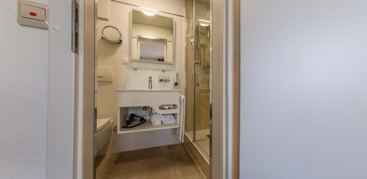 מקנבורן Hotel Loewen מראה חיצוני תמונה