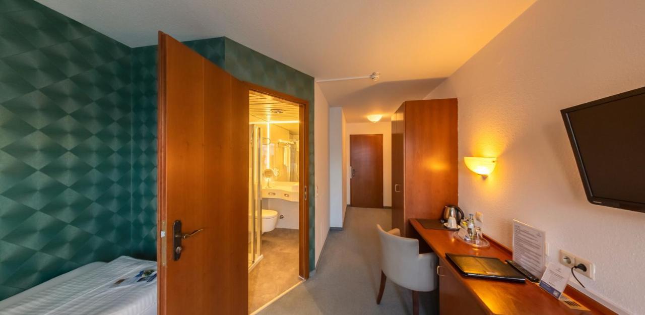 מקנבורן Hotel Loewen מראה חיצוני תמונה