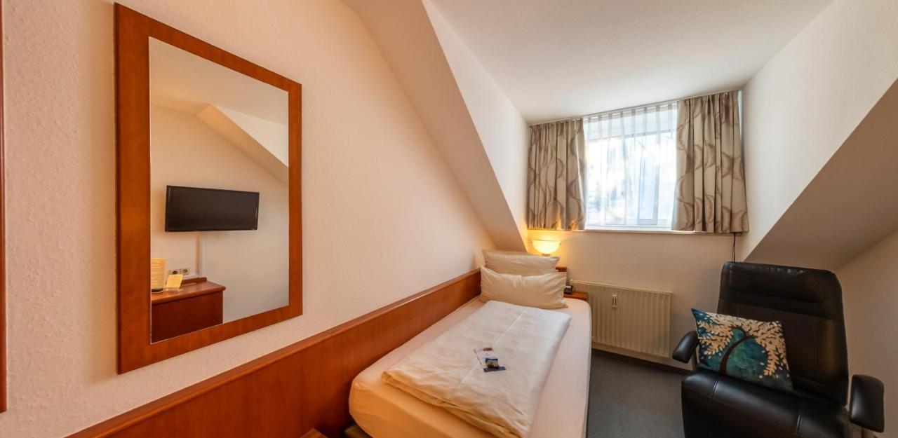 מקנבורן Hotel Loewen מראה חיצוני תמונה