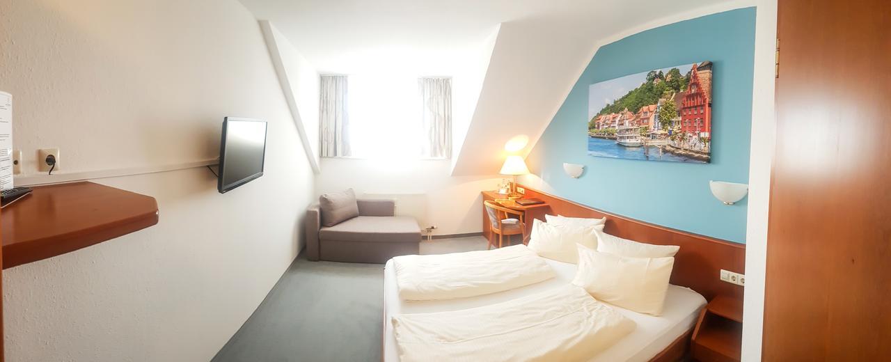 מקנבורן Hotel Loewen מראה חיצוני תמונה