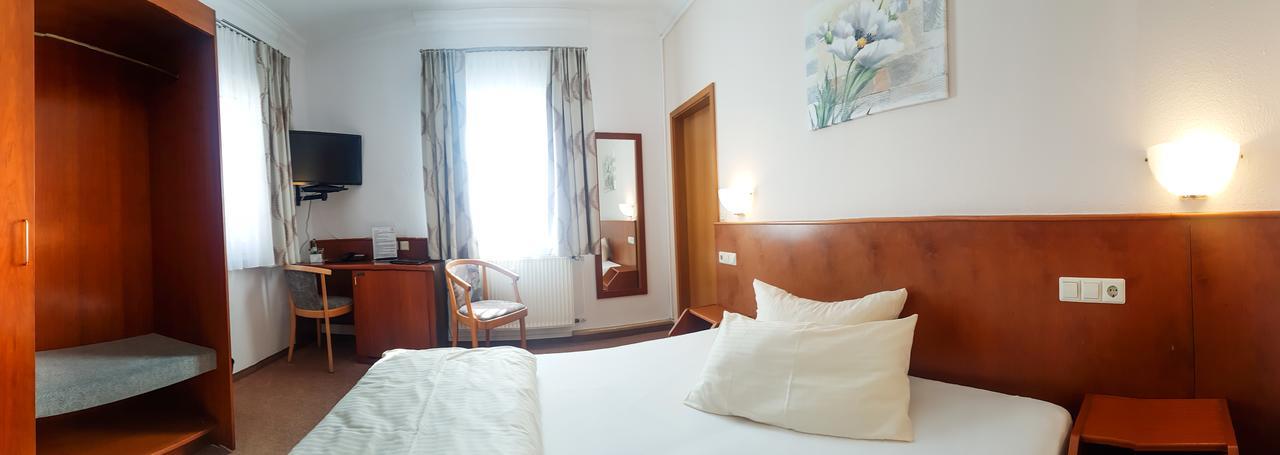 מקנבורן Hotel Loewen מראה חיצוני תמונה