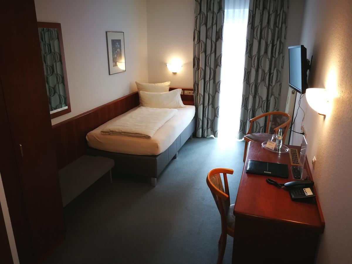 מקנבורן Hotel Loewen מראה חיצוני תמונה
