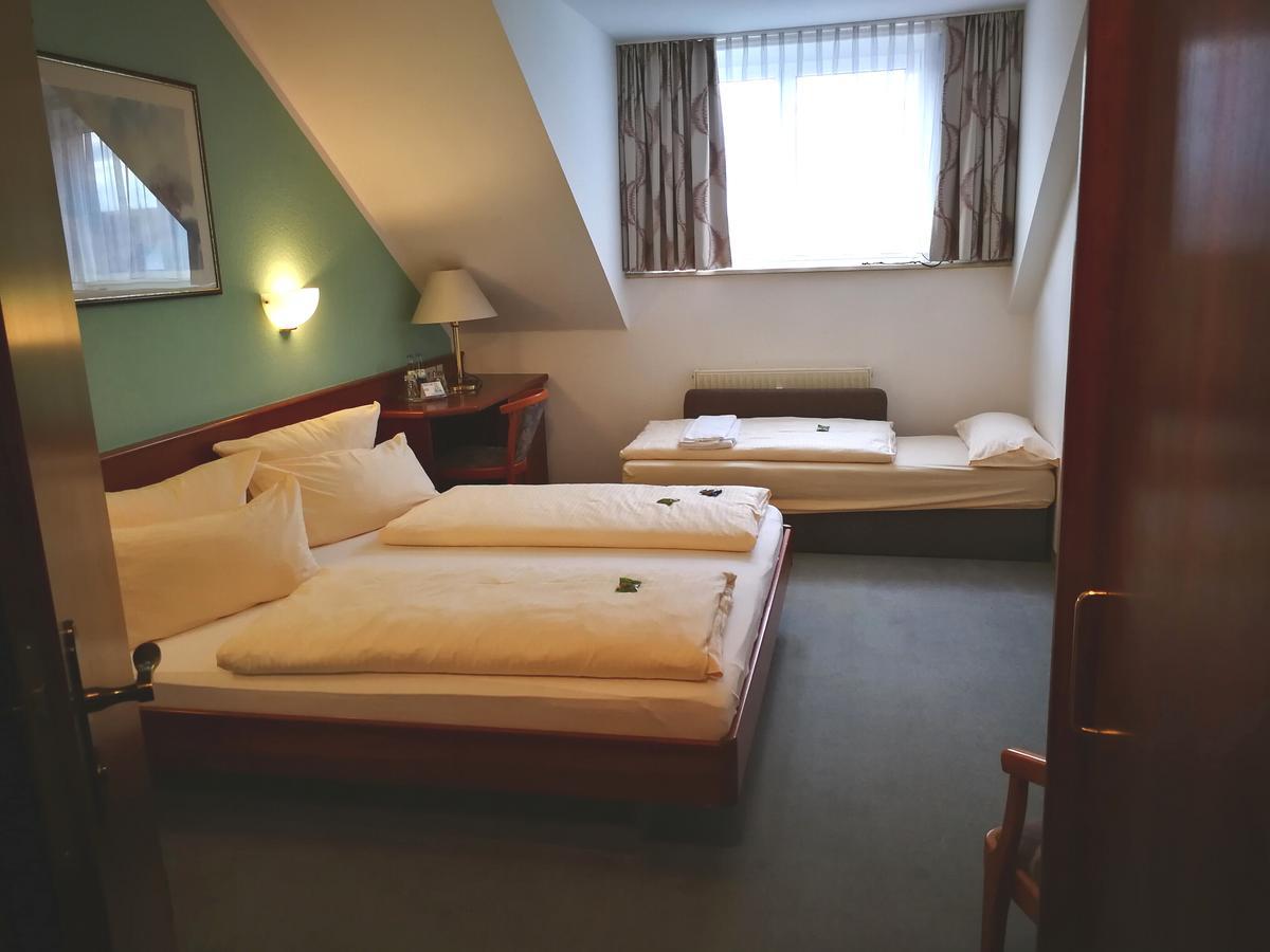 מקנבורן Hotel Loewen מראה חיצוני תמונה