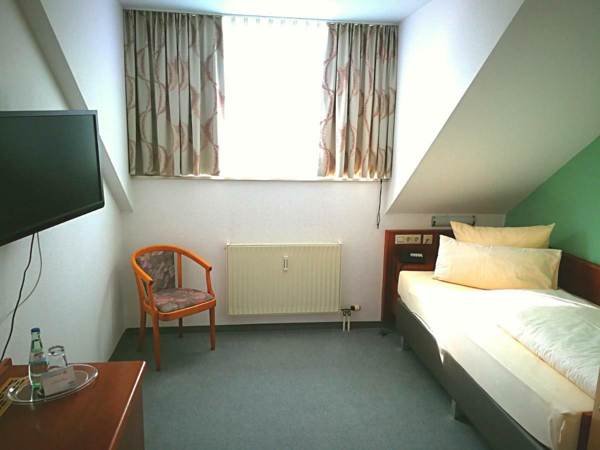מקנבורן Hotel Loewen מראה חיצוני תמונה